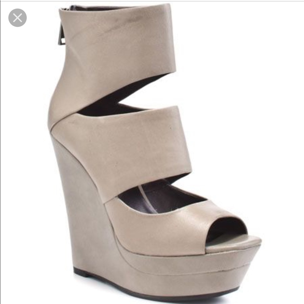 Jessica Simpson Taipo